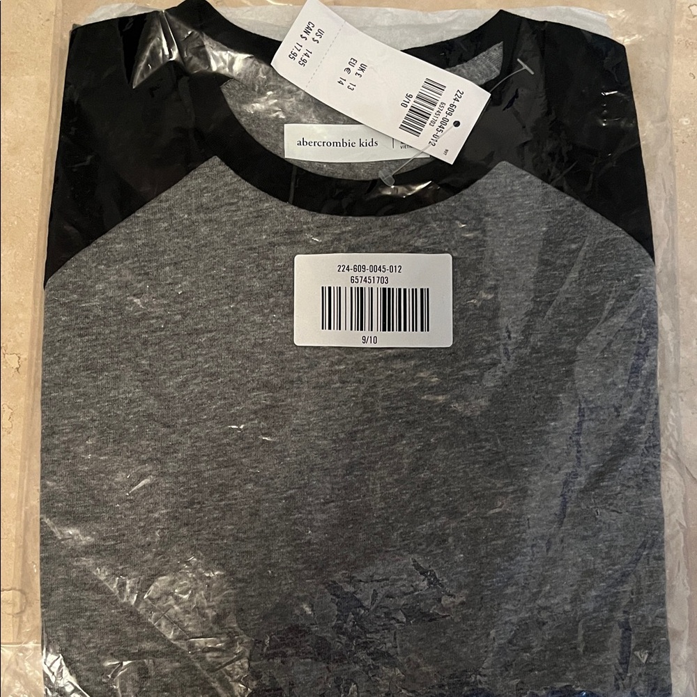 NWT! Abercrombie Kids gray and black short sleeve crew neck T-Shirt